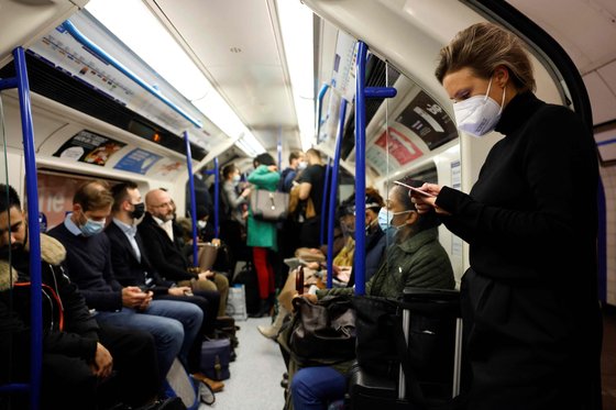 영국에서 7일 연속 하루 확진자 4만 명을 웃돌자 20일 런던 지하철 승객 상당수가 ‘위드 코로나’에도 마스크를 쓰고 있다. [AFP]