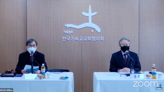 한국기독교교회협의회(NCCK) 이경호 총회장와 이홍정 총무가 지난 21일 온라인 화상회의 앱 줌을 이용해 반(反) WCC·NCCK 유튜브 대응 방안을 발표하고 있다. 유튜브 캡쳐