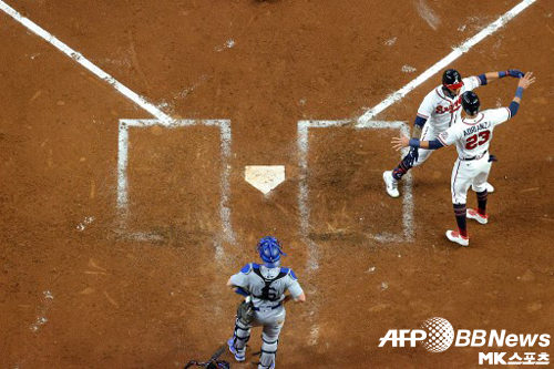애틀란타의 로사리오가 4회 스리런 홈런을 때린 뒤 홈에서 환호하고 있다. 사진(美 애틀란타)=ⓒAFPBBNews = News1