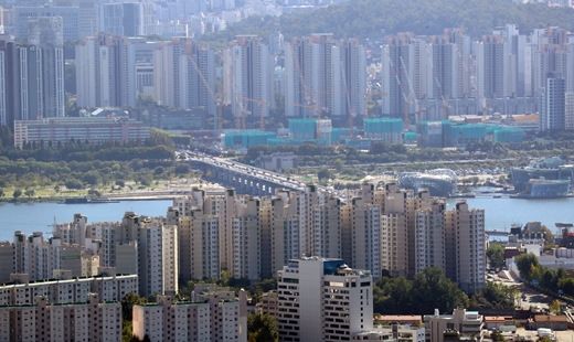 한국부동산원에 따르면 10월 셋째 주(지난 18일 기준) 서울 아파트 매매수급지수는 전주 101.9보다 0.3포인트 하락한 101.6으로 나타났다. /사진=뉴스1