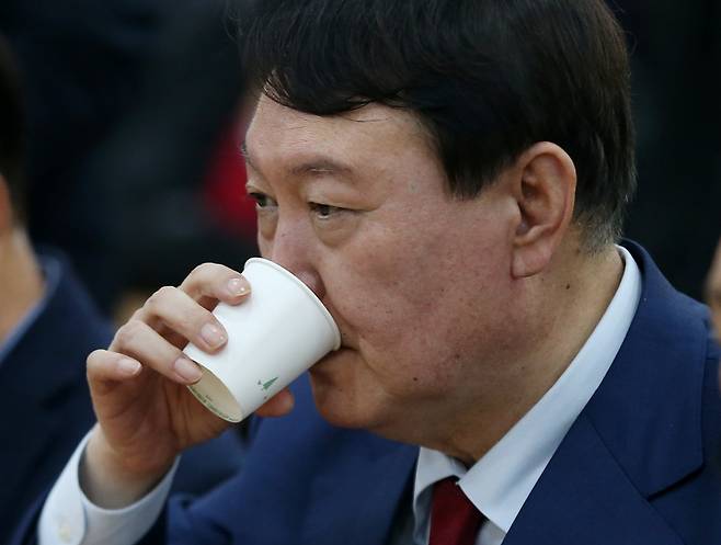 국민의힘 윤석열 대선 경선 후보가 23일 오후 울산시당 이전 개소식에 참석해 물을 마시고 있다. [연합]