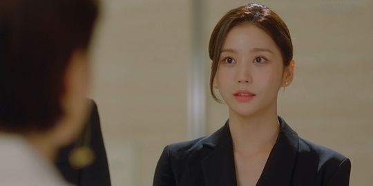 Lee Ha-nuis telegraphic theory has also appeared in the appearance of a suspicious secretary.In the 12th episode of SBS gilt drama One the Woman (playplayed by Kim Yoon and directed by Choi Young-hoon), which was broadcast on October 23, Kim Eun-jung, who suddenly appeared as secretary of Han Sung-hye (Jin Seo-yeon), also appeared in front of the supporting actor (Lee Ha-nui).While Han Sung-hye and Kang Eun-hwa (Hwang Young-hee) were conspiring to disclose the results of the supporting actors gene inspection at the state president, the supporting actor who did not know it was in the midst of preparing the shareholders meeting in the bathroom.At this time, the supporting actor accidentally dropped the lipstick on the floor of the bathroom. Kim Eun-jung, who was a secretary of Han Sung-hye, picked it up without saying anything.It is a scene without much clue, but the suspicion of viewers exploded.Viewers said, Kim Eun-jung is looking for the whereabouts of his younger brother Han Sung-woon (Song Won-seok) and said, I think he is in the golf course as usual.I will check it out. I doubted that she would be the real Kang Mi-na (Lee Ha-nui) because she knew Han Sung-woons usual behavior.