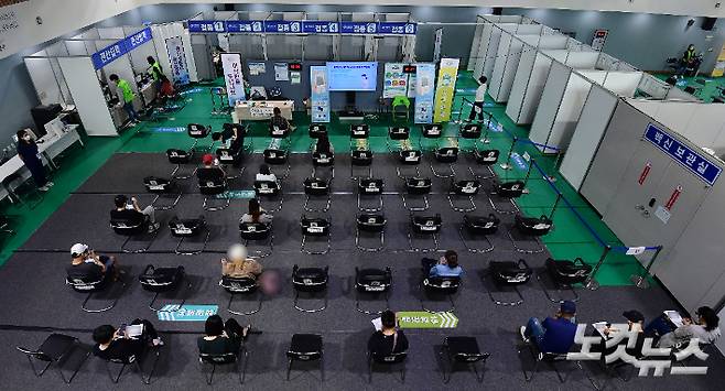 서울 서대문구 예방접종센터에서 시민들이 백신 접종 후 이상반응을 체크하고 있다. 황진환 기자