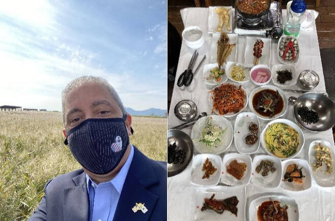 전남 순천만을 방문한 크리스 델 코소 주한 미국 대사대리(왼쪽 사진). 오른쪽 사진은 그가 점심식사로 맛본 꼬막 요리를 촬영해 SNS에 올린 모습. 트위터 캡처