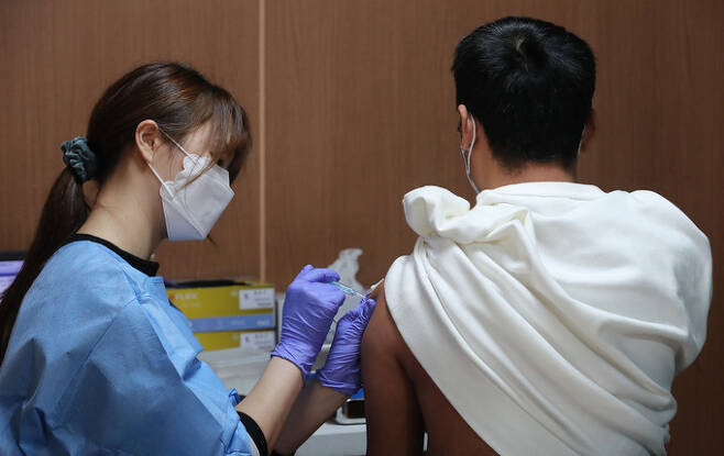 24일 오전 서울 영등포구 찾아가는 백신접종센터에서 외국인들이 얀센 백신을 맞고 있다. 뉴시스