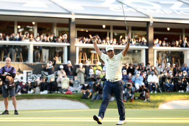 마쓰야마 히데키가 24일 일본 지바현에서 열린 PGA 투어 조조 챔피언십 최종라운드 18번홀에서 이글 퍼트를 넣고 두 손을 번쩍 치켜들어 홈팬들 환호에 답하고 있다. ㅣ게티이미지
