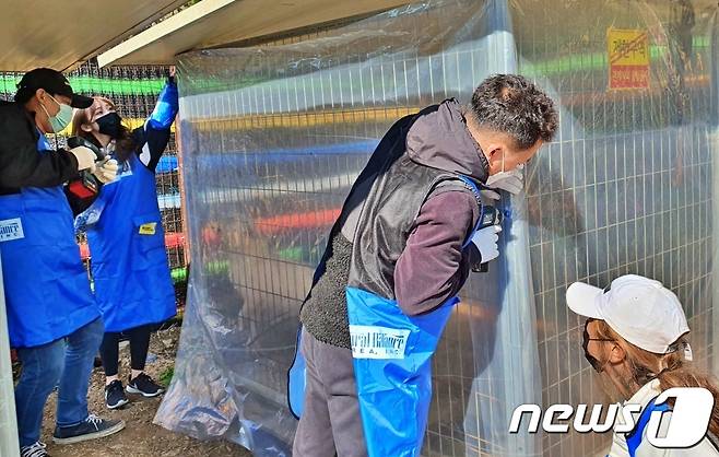 블루엔젤봉사단원들은 24일 경기 용인시의 한 사설 동물보호소에서 봉사활동을 진행했다. © 뉴스1 최서윤 기자