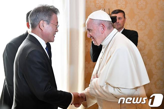 문재인 대통령이 바티칸 교황청을 방문해 프란치스코 교황과 악수하고 있다. 2018.10.18/뉴스1 © AFP=뉴스1