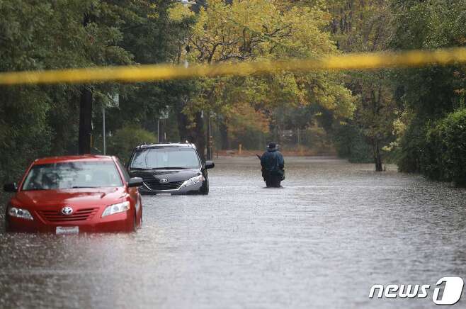 24일(현지시간) 폭우가 내린 캘리포니아주 켄트필드의 도로에 차량들이 물에 잠긴 모습이 보이고 있다. © AFP=뉴스1 © News1 우동명 기자