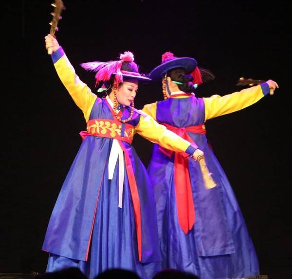 서울소리보존회의 평양검무 공연. 좌)최정희, 우)윤현숙