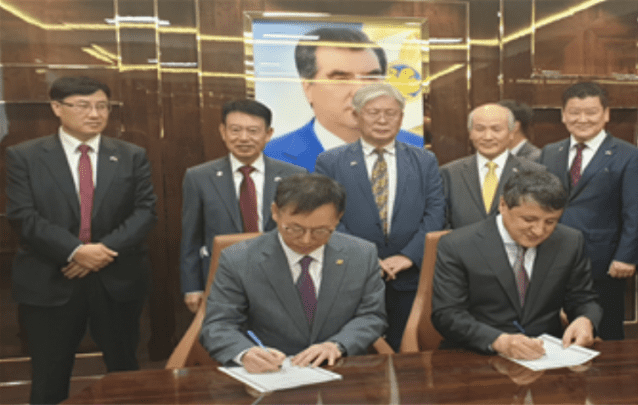 주승호 한국기술사회장(앞줄 왼쪽)과 타지키스탄 신기술산업부 장관이 MOU를 체결하고 있다.
