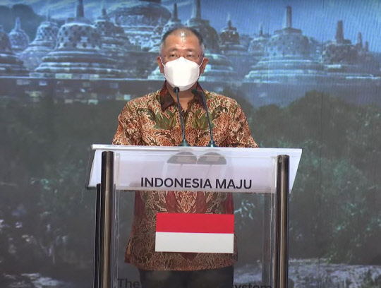 정의선 현대자동차그룹 회장이 25일 인도네시아 자카르타에서 열린 JI엑스포의 '인도네시아 미래차 생태계' 행사에 참석해 발표를 하고 있다. 현대차 제공