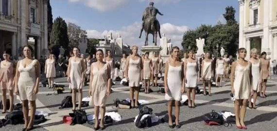 이탈리아 국적 항공사 알리타리아 항공이 이탈리아 정부에 의해 이타(ITAI) 항공으로 새롭게 출범하는 가운데 ITA 항공 승무원들이 속옷만 입고 이탈리아 수도 로마 캄피돌리오 광장에서 시위하고 있다. 이들은 임금삭감 등에 항의하는 차원에서 속옷 시위를 벌였다. /사진=AP뉴시스