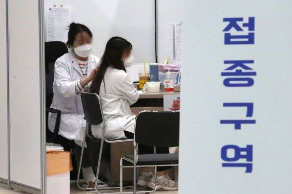 코로나19 백신 접종 완료율이 70%를 넘어선 가운데 오늘 25일 서울 광진구 뚝섬로 광진구 코로나19 백신 예방 접종센터에서 한 시민이 백신을 맞고 있다. /사진=뉴스1