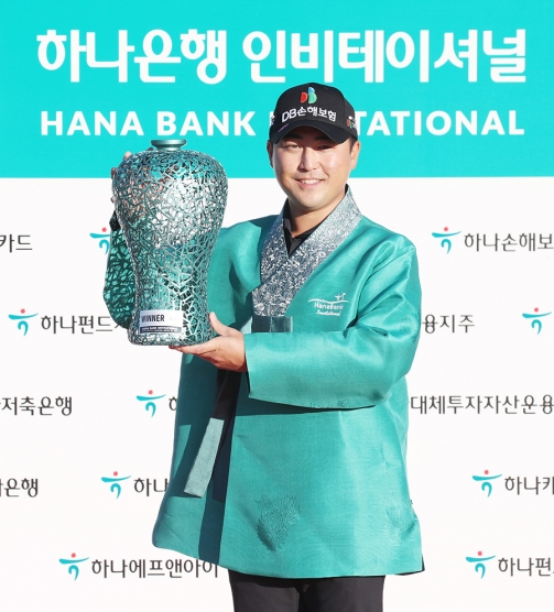 2021년 한국프로골프(KPGA) 코리안투어 하나은행 인비테이셔널 우승을 차지한 이태훈 프로. 사진제공=KPGA