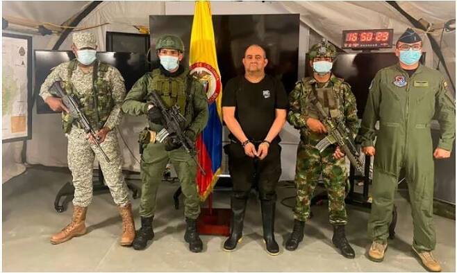 체포된 오토니엘이 언론 공개를 위한 사진을 찍고 있다. 콜롬비아 국방부 제공/로이터 연합뉴스