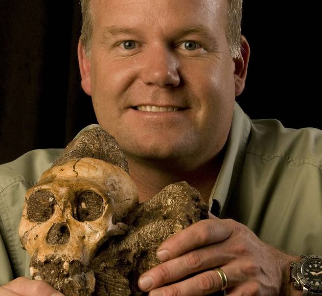 오스트랄로피테쿠스 세디바 골격 화석과 발견자 리 버거. 두뇌의 크기가 비교가 안 되지만 현생 인류의 두뇌가 가장 컸던 것은 아니다. 위키미디어 코먼스 제공.
