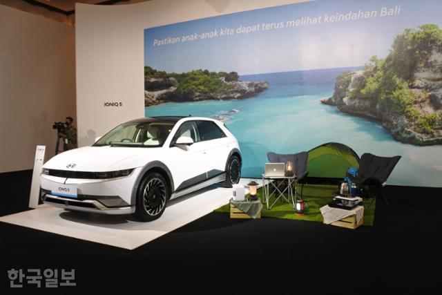 내년 3월쯤 인도네시아에서 양산될 현대자동차의 전기차 아이오닉5가 25일 자카르타인터내셔널엑스포에 전시돼 있다. 자카르타=고찬유 특파원