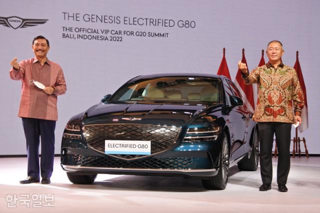 정의선(오른쪽) 현대자동차그룹 회장과 루훗 판자이탄 인도네시아 해양투자조정부 장관이 25일 자카르타에서 열린 '미래 전기자동차 생태계' 행사에서 제네시스 G80의 2022년 발리 G20 정상회의 의전 차량 공식 선정을 선언하고 있다. 자카르타=고찬유 특파원