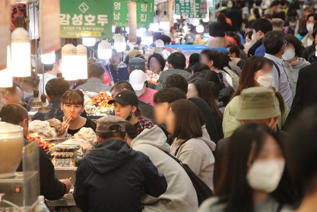 단계적 일상회복을 앞두고 마지막 사회적 거리두기 주말인 24일 오후 서울 종로구 광장시장이 인파로 북적이고 있다. 뉴스1