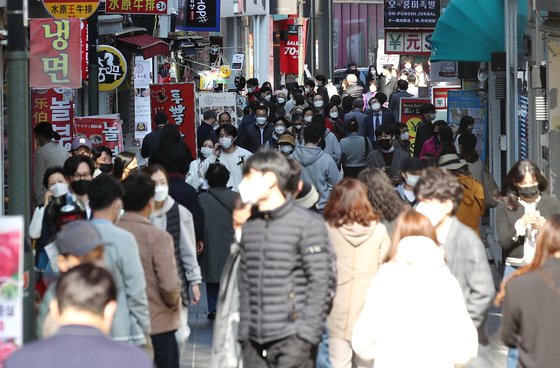 25일 서울 명동 거리가 점심식사를 하려는 시민들로 붐비고 있다. 연합뉴스