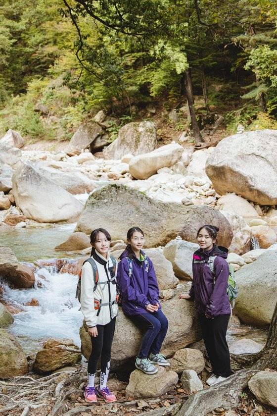 계절에 맞는 소재와 디자인의 등산복과 등산화는 몸을 보호하는 역할을 한다.