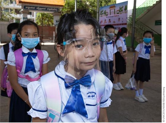 캄보디아 프놈펜의 프레아 노로돔 초등학교 아동들이 마스크를 착용하고 사회적 거리두기를 유지하며 등교하는 모습. [사진 유니세프한국위원회]