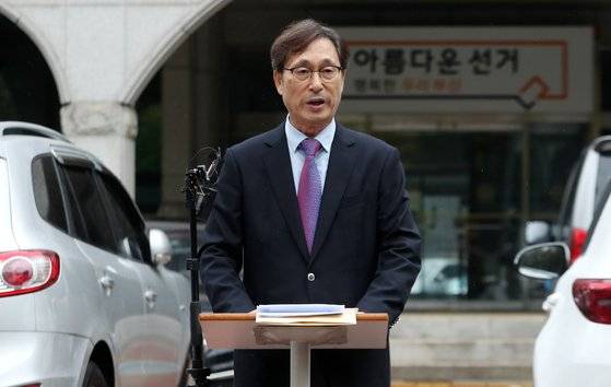 부산시 중도 ·보수 교육감 후보인 박한일 전 한국해양대총장이 21일 부산 연제구 부산시선관위에서 기자회견을 하고 있다. 송봉근 기자