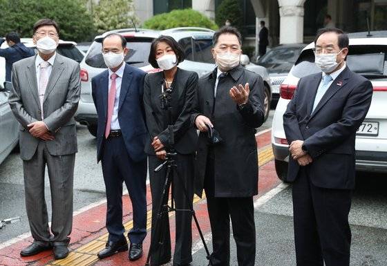 21일 부산 연제구 부산시선관위에서 열린 부산좋은교육감후보단일화 추진위원회 기자회견이 열려 교육감 후보들이 기자들의 질문에 답하고 있다. 송봉근 기자