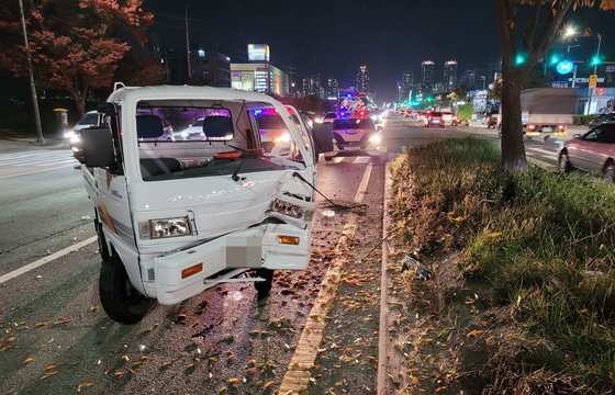 중앙분리대 추돌 뒤 승용차에 받힌 트럭. 연합뉴스