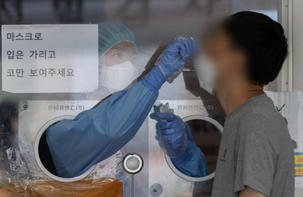 서울 중구 서울역광장에 마련된 임시선별진료소를 찾은 한 시민이 코로나19 검사를 받고 있다. /사진=뉴스1