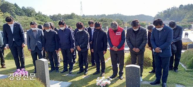 경남 합천군 주민들이 25일 광주 북구 운정동 국립 5·18민주묘지를 찾아 류동운 열사의 묘소를 참배하고 있다.