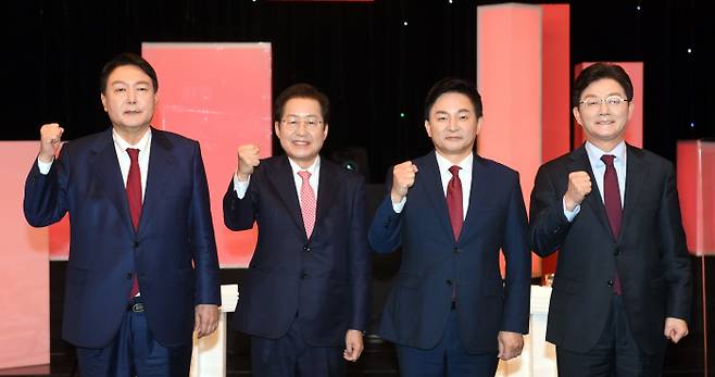 윤석열 전 검찰총장, 홍준표 의원, 원희룡 전 제주지사, 유승민 전 의원(왼쪽부터) 등 국민의힘 대선 경선 후보들이 25일 오후 대전 KBS대전방송총국에서 열린 국민의힘 대전·세종·충남·충북지역 대선 경선 후보 합동토론회 시작 전 기념사진을 찍고 있다. 사진공동취재단