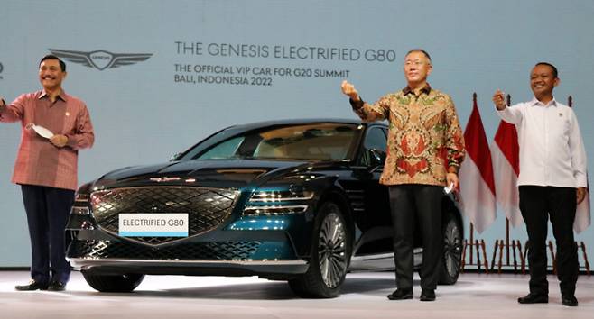 정의선 현대차그룹 회장(오른쪽에서 두번째)이 25일 인도네시아 자카르타에서 열린 ‘미래 전기차 생태계’ 행사에서 제네시스 G80 전동화 모델을 소개하고 있다. 연합뉴스