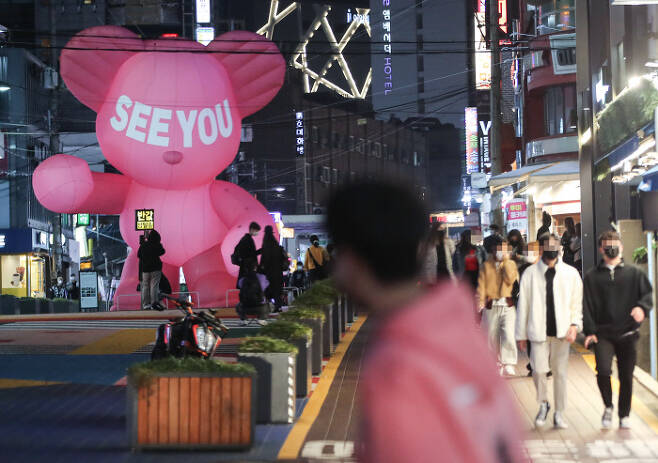 단계적 일상회복 이행계획 초안이 발표된 25일 밤 서울 마포구 홍대 앞 젊음의 거리가 시민들로 붐비고 있다. 연합뉴스