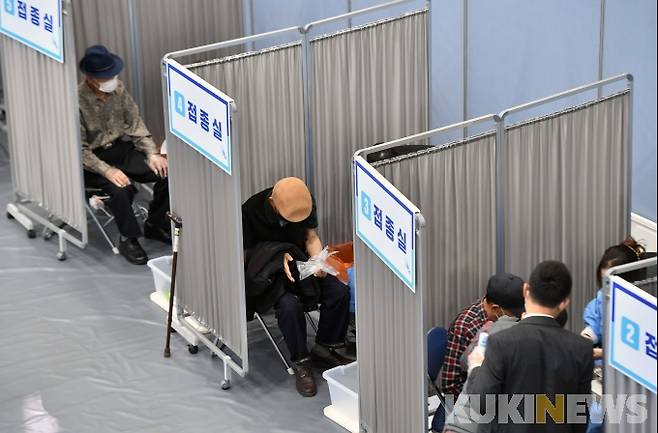 서울 송파구 거여동 송파체육문화회관에 마련된 예방접종센터에서 어르신이 화이자 백신을 접종 받고 있다. 사진공동취재단