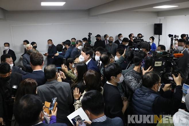 ▲25일 '대전⋅충청 선거대책위원회 출범식 및 임명식'에 윤석열 후보 지지자와 취재진 100여 명이 몰렸다. 사진=명정삼 기자.