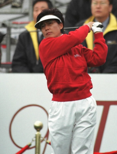 1988년 한국인 선수로는 처음 LPGA 투어에서 우승한 고 구옥희 선수가 99년 한·일여자프로골프대항전에서 티샷하는 모습. 연합뉴스