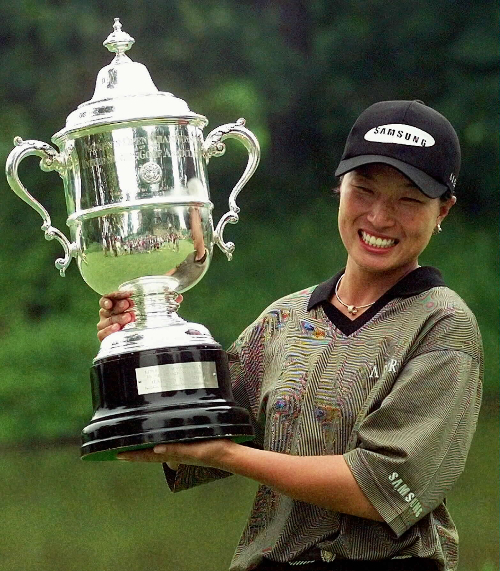 98년 US여자오픈에서 우승한 뒤 트로피를 들고 포즈를 취한 박세리. 박세리는 LPGA 통산 25승으로 한국인 선수 최다승 기록을 갖고 있다. 국민일보DB
