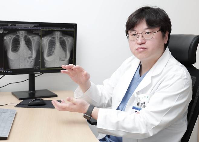 경희대병원 흉부외과 김인섭 교수가 각종 심장질환에 대해 설명하고 있다.