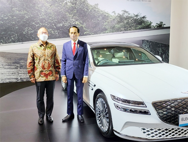 정의선 현대자동차그룹 회장(왼쪽)이 25일 인도네시아 전기차 로드맵 발표 행사에 참석해 조코 위도도 대통령과 제네시스 첫 전기차 `G80 전동화 모델` 앞에서 기념 촬영을 하고 있다. 이 차량은 내년 4분기 인도네시아 발리에서 열리는 제17회 G20 정상회의에 공식 VIP 차량으로 제공된다. [사진 제공 = 현대차그룹]