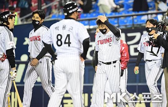 25일 오후 서울 잠실구장에서 열린 `2021 KBO 리그` 롯데 자이언츠와 LG 트윈스 경기에서 양팀은 4-4 무승부를 기록했다. 무승부를 기록한 LG 선수들이 아쉬운 표정을 짓고 있다. 사진(서울 잠실)=김영구 기자