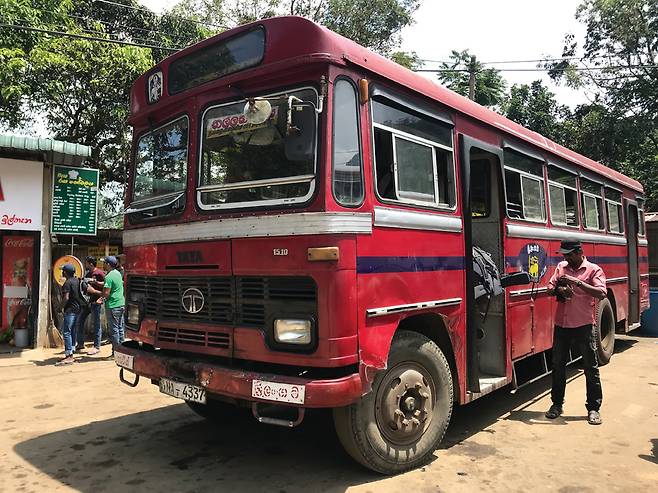 호튼역과 델하우지 간을 운행하는 버스는 폐차 직전의 모습이지만 산골을 굽이굽이 지나며 델하우지에 안전하게 도착했다.
