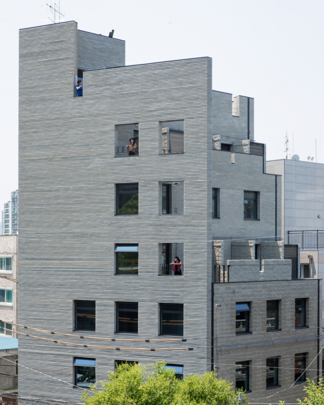 ‘맹그로브 숭인’의 동측 전경 모습. 회색 외벽의 6층짜리 코리빙 하우스인 맹그로브 숭인에는 24가구가 입주했다.