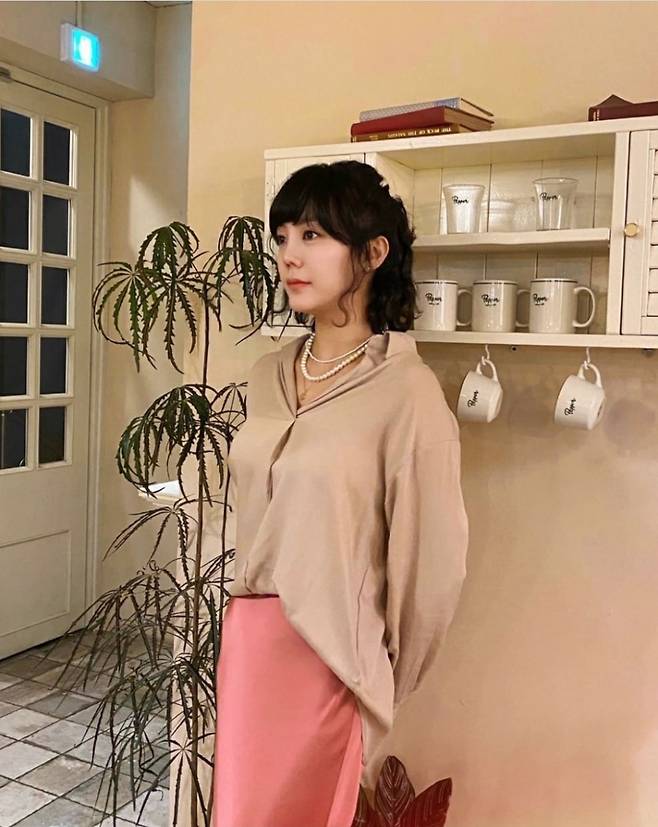 Actor Go Eun-ah showed off a more luxurious and elegant atmosphere.Go Eun-ah posted a picture on his Instagram account on the 24th with a silver text called Outing.In the public photo, Go Eun-ah is wearing a blouse and skirt with a light smile in a neat attire.Go Eun-ah is supposed to be dressed up and go out on weekends through the article Outing.Go Eun-ah, who has recently been showing off his housework in a comfortable costume, has attracted attention with his neat hairstyle and elegant attire.In particular, Go Eun-ah has recently lost 12kg and has been known to have undergone about 3,000 hair care transplants.Go Eun-ah has actually revealed a bandage to his head after seven hours of Hair care transplants.