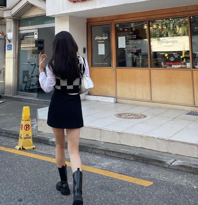 Kyungri revealed her daily life with a pure visual.On the 25th, Kyungri posted several photos on his instagram with the phrase One more good thing.In the photo, Kyungri took a picture wearing a vest with a check pattern. Kyungri, staring somewhere with a soft smile, showed a mysterious charm.In particular, Kyungri showed off his slender body and 11-legged legs without any fuss.On the other hand, Kyungri has challenged the drama through JTBC drama Undercover.Undercover is the story of an Angibu agent who has been hiding his identity for a long time and a human rights lawyer who became the first airborne chief for justice.