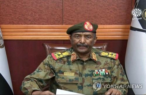 수단 쿠데타 주역 (하르툼 AFP=연합뉴스) 25일(현지시간) 쿠데타를 일으킨 수단 군부의 압델 파타 부르한 장군이 국영TV를 통해 연설하고 있다.