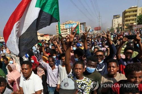 군부 쿠데타를 비판하며 시위에 나선 하르툼 시민들. [AFP 연합뉴스. 재판매 및 DB 금지]
