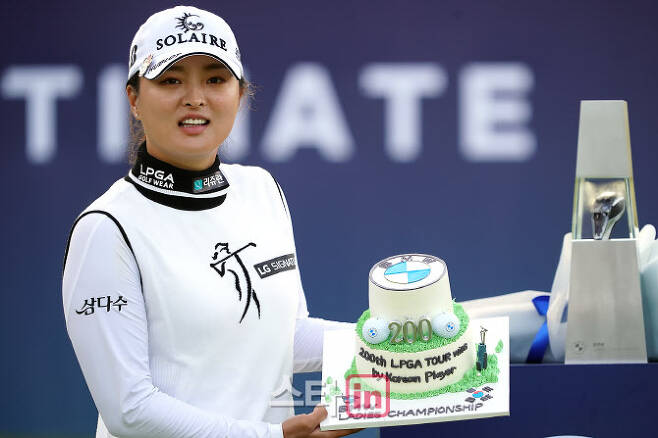 고진영이 BMW 레이디스 챔피언십 우승 뒤 한국 선수의 LPGA 투어 200승 합작 기념 케이크를 들고 환하고 웃고 있다. (사진=이데일리 골프in 박태성 기자)