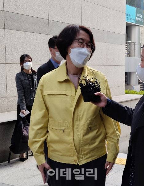 임혜숙 과기정통부 장관이 26일 오후 사고분석반 원인조사 분석활동을 점검하기 위해 과천 KT네트워크 관제센터를 방문하며 취재진 질문에 답하고 있다. 사진=노재웅 기자